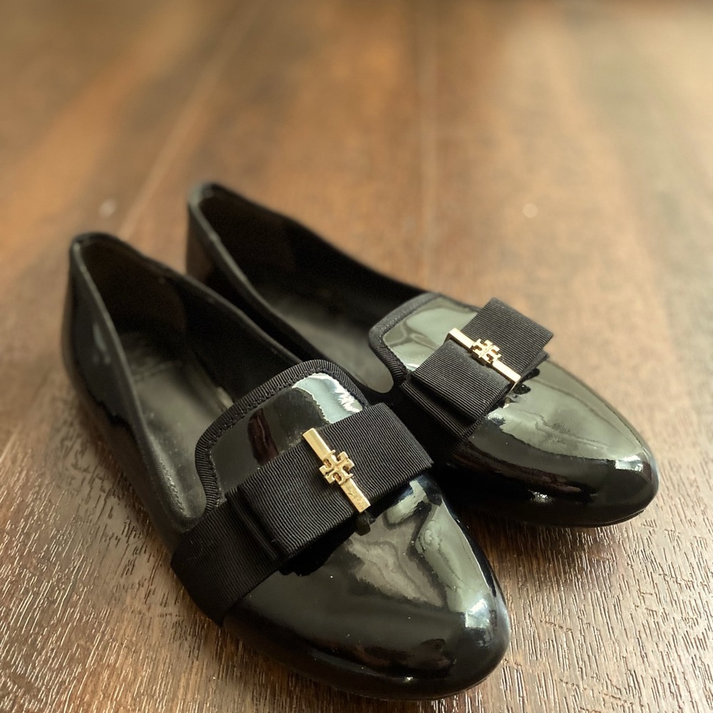 Tory Burch black ribbon logo women size 6 patent leather loafers
